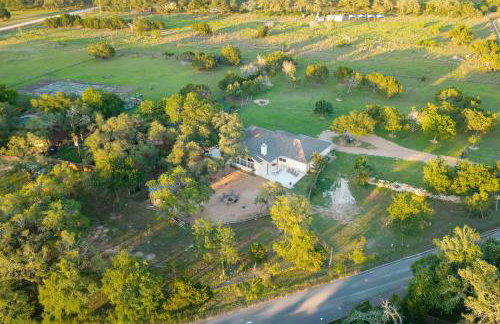 Private Luxury Getaway | Fire Pit | Near Weddings - Photo 52