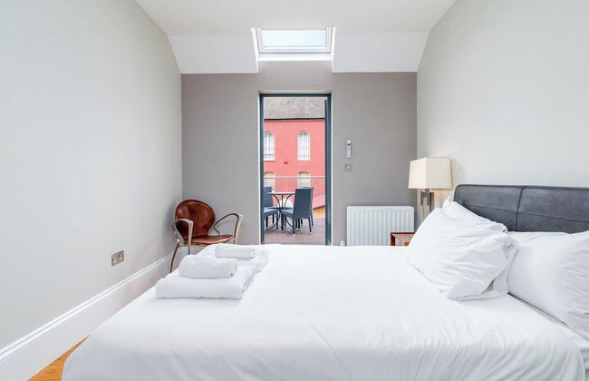 Modern 2BR Home in Dalston W/balcony, Fits 4 - Photo 13