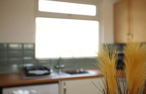 Comfortable Studio Apartment By N And N Stays Ltd, Peaceful Area Close to Cardiff Bay and Access Training Centre, Private Parking and Fast Wifi - Foto 13