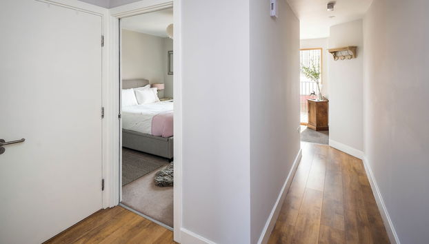 Shiny & Comfy stay with Underground links nearby! - Foto 3, Zimmer