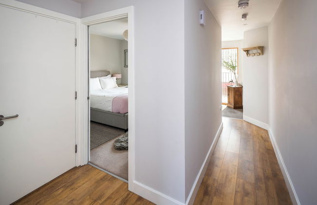 Shiny & Comfy stay with Underground links nearby! - Photo 3