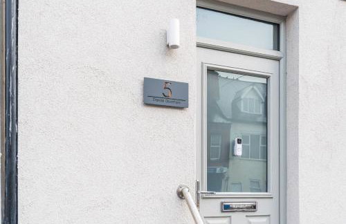 Central 2 Bedroom Apartment with Free Parking Sleeps 8 & Walk to City Centre & Arena - Foto 21