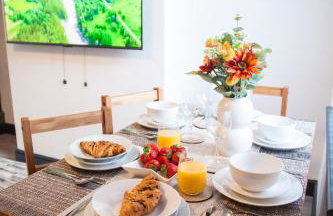 Stylish Home, hosted by ESONGRACE Stays, Stoke-on-Trent - Perfect for Families - Contractors - Holiday makers - Emergency Housing - Professionals, Relocators - Foto 2