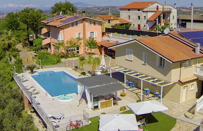 Villa with Salt Water & Heated Pool & Hot Tub near sea - Foto 31