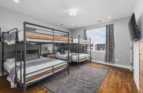 Home with Rooftop Deck & Garage, 2 miles to Downtown Broadway - Foto 8