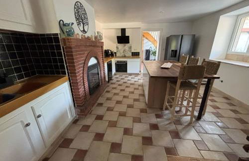 At Stéphanie and Damien's, Charming stone and pool - Foto 4