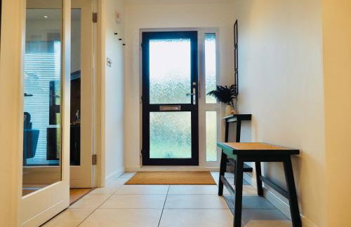 Spacious 3 bedroom Home w Parking in Farnborough - Foto 18