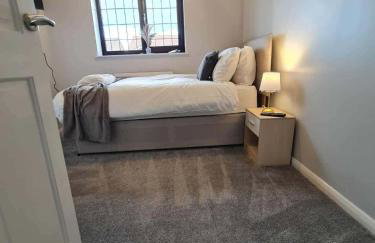 Spacious 4 Bedroom House in Corby Sleeps 9 Parking - Foto 13