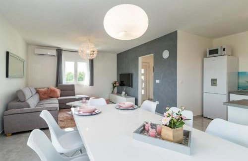 Family holiday house with private pool and playground - Foto 9