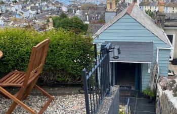 Little Trevio - seaside haven with parking and sea views - Photo 32