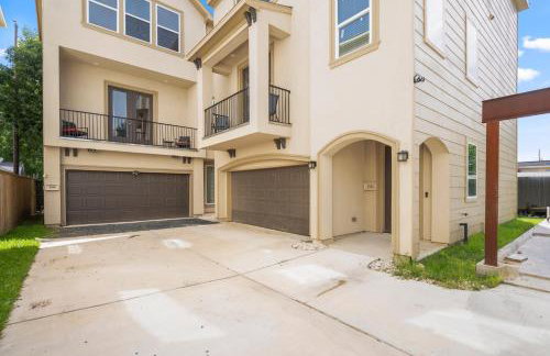 Spacious 3 Bed House near MD Anderson with Free Parking & Wi-Fi - Photo 46