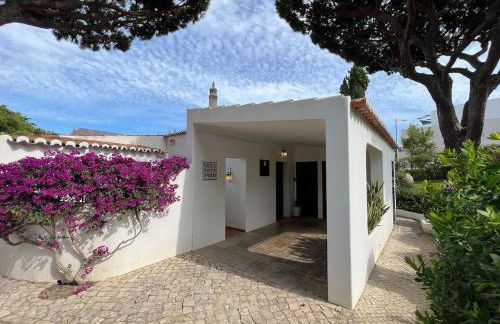 Traditional 3 bedroom villa with great pool in the heart of Vale do Lobo - Photo 3