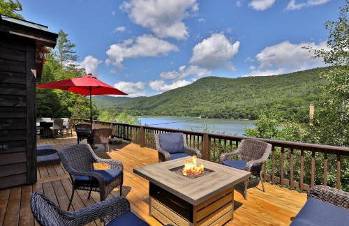 All-Season Lake House Between Okemo and Killington! - Foto 1