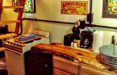Cozy Wood Shed Tiny House Near Old Hickory Lake w/ Full Kitchen, Fire Pit & Breakfast - Foto 2
