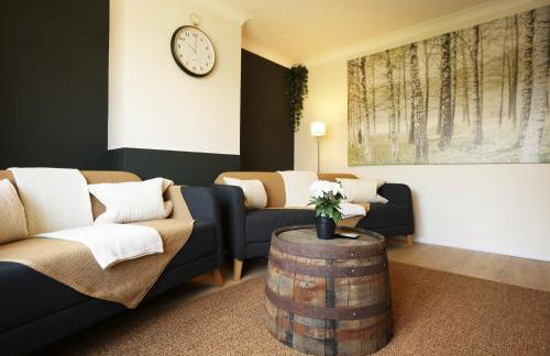 Homely ! Perfect for Contractors and Guests with Private off street parking - Foto 56