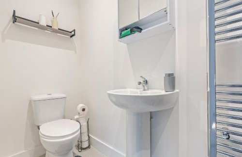 Central 2 Bedroom Apartment with Free Parking Sleeps 8 & Walk to City Centre & Arena - Foto 57