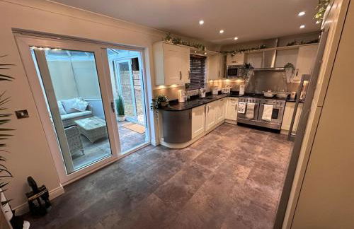 Elegant 5 Bed 5 Bath Home - Foto 15