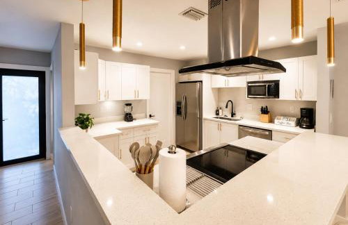 Modern Miami Home l Sleeps 12 l Free Parking - Photo 14