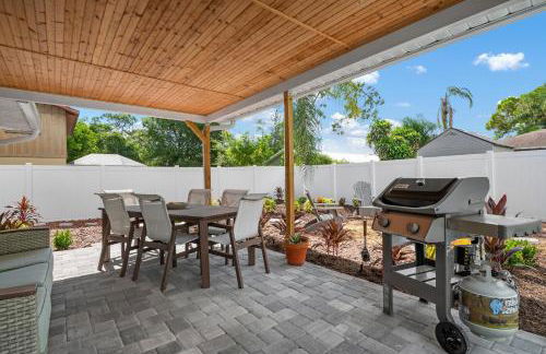 Serenity by the Sea! Cozy pool home with putting green & fire pit! - Foto 20