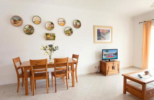 Os Apartamentos A Ramos na Praia da Galé Estão inserido em Condomínio com PISCINA, Fica apenas a 350 Metros da Praia da Galé - Apartamentos com Ar Condicionado tanto nos Quartos como na Sala, Smart TV com Prime Vídeo e Cozinha Completa - Foto 34