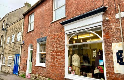 No 3, apartment in the heart of Bridport, Dorset - Photo 15