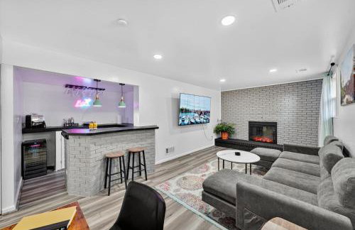 4BR House Mins to Downtown Annapolis with Firepit, Basement Bar, & Sleeps 12 - Foto 5