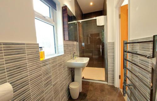 Meadow View Apartments are 2 and 3 bedroomed with private parking - Foto 70