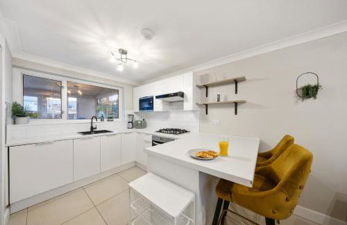 Long-short-stay Medway home with parking, WiFi &pool table - Foto 8