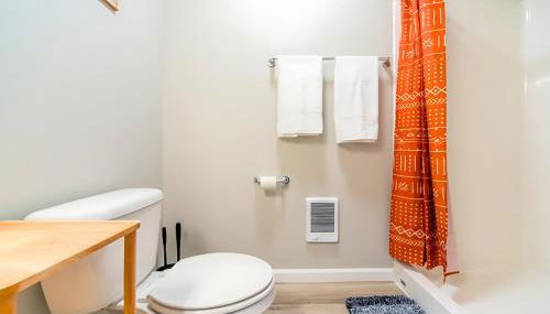 Cozy Micro Suite Unit 12 Sleeps 2 Minutes to Downtown - Foto 4, towels, Shower