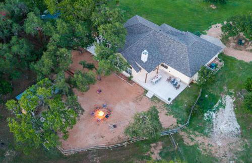 Private Luxury Getaway | Fire Pit | Near Weddings - Photo 51