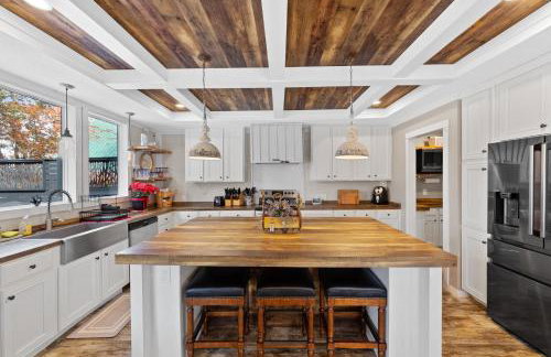 Hartwell Haus with Dock & Playground home - Foto 6