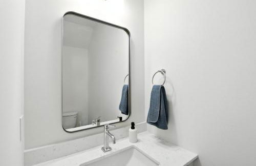 Modern Townhome Retreat in Prime Location townhouse - Photo 22