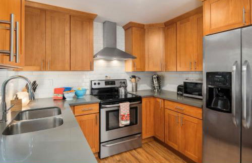 Spacious Main Street Retreat for families and large groups - Photo 21