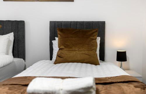 Roomy 3 bedroom house, 2 baths - Photo 3