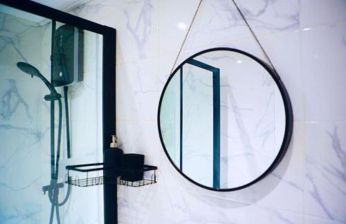 Perfect 1 Bed Apartment Sleeps 5 1 Kingsize bed 1 double Sofabed & Foldable Single bed Free Parking Wifi good transport network shopping Holiday Makers Families Contractors in North London - Photo 58