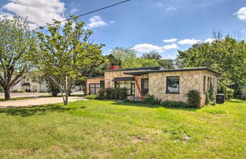 Remodeled Retro Home with Deck, Walk to Main Street! - Foto 23