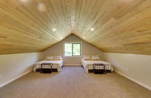 Lakeside Cabin Retreat with Private Hot Tub! - Foto 21