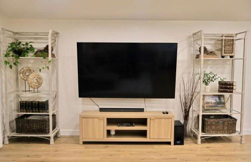 2 Masters, Newly renovated with new furnishings - 4BR 3BA - Photo 10