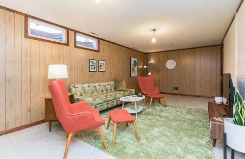 Mid-Century Style And Class In Quiet NE Location - Foto 21