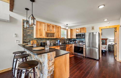 TN Whiskey Cabin- Lake and Mtn Views- Covered Deck- Game Room- Pool Table- Pets - Foto 39