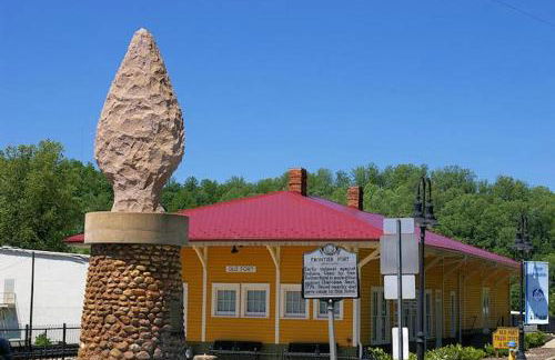 Mountain View Bungalow Near Breweries, Trails, Pool and Waterfalls - Foto 27