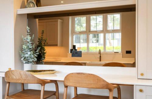 Luxury Four Bedroom Home Near Sandbanks - Photo 14