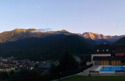 Adosado de tres plantas en el Valle de Aran - Foto 4