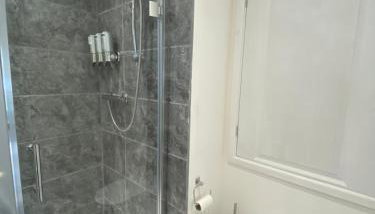 Modern 2 bedroom apartment, with car parking. - Foto 2