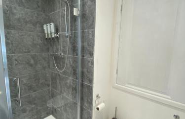 Modern 2 bedroom apartment, with car parking. - Foto 2