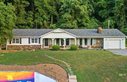 Creekside Oasis - 5BR Retreat with Pool & Hot Tub - Foto 6