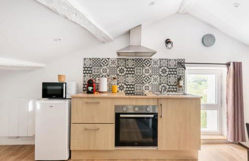 Appartement sous combles - vieille batisse proche centre ville - Foto 2