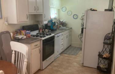 Charleston, SC themed - PRIVATE 1 QUEEN BED 1 BATH APARTMENT 2 FUTONS THAT FOLD OUT FLAT TO SLEEP ON & LEATHER LOVE SEAT GAS LOGS IN LIVING ROOM FULL KITCHEN POKER BUMPER POOL TABLE CONVENIENTLY LOCATED IN COLUMBIA SOUTH CAROLINA 1 QUEEN BED & 2 SOFA BEDS - Foto 5