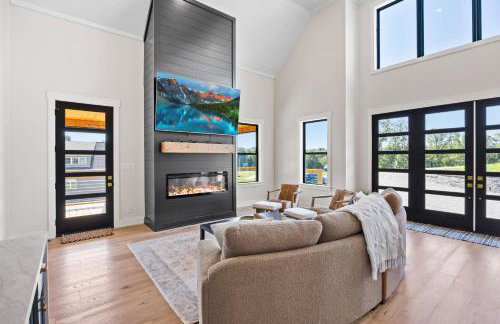 NEW Spacious Clarkson Getaway w Games & Yard - Foto 9