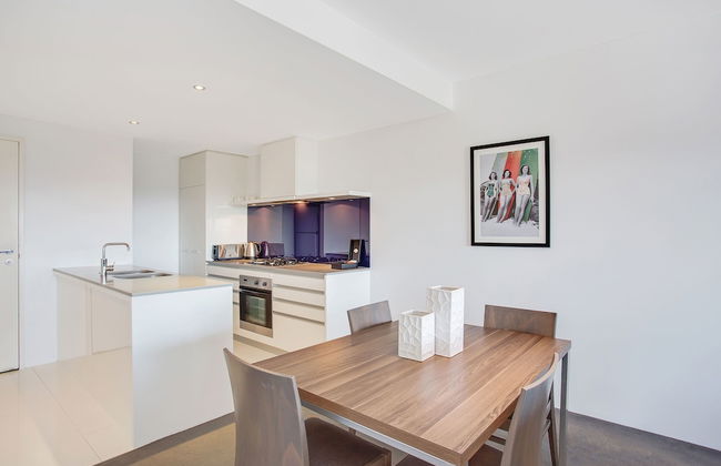 Mantra Circle on Cavill - Photo 31